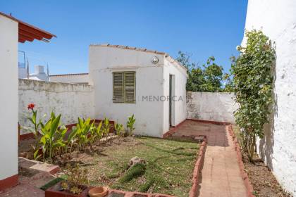 Casa en Ciutadella con patio y vistas al campo.