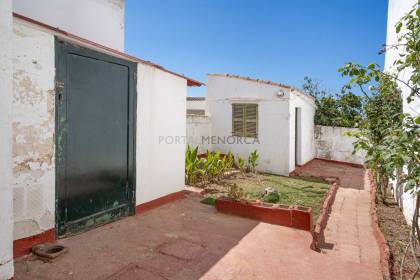 Casa en Ciutadella con patio y vistas al campo.