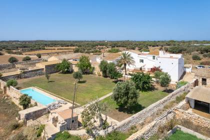 Deux maisons de campagne, une licence touristique, sur la côte sud de Ciutadella