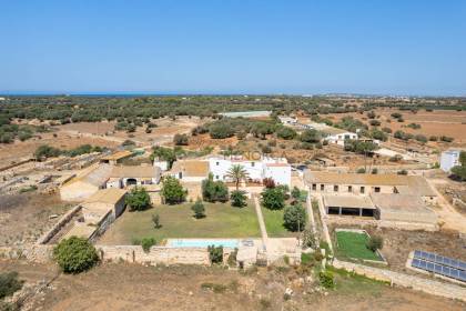 Dos casas de campo, una con licencia turística, en la costa sur de Ciutadella.