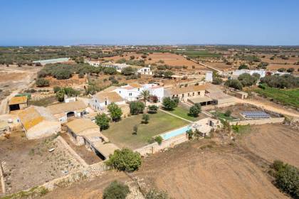 Dos casas de campo, una con licencia turística, en la costa sur de Ciutadella.