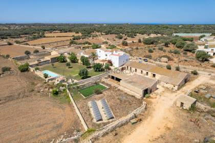 Dos casas de campo, una con licencia turística, en la costa sur de Ciutadella.