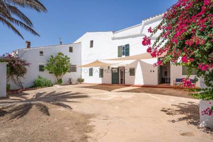 Dos casas de campo, una con licencia turística, en la costa sur de Ciutadella.