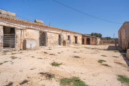 Two country houses, one with a tourist licence, on the south coast of Ciutadella