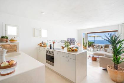 Seafront apartment in Cala en Bosc