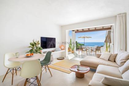 Seafront apartment in Cala en Bosc