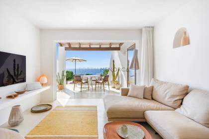 Seafront apartment in Cala en Bosc