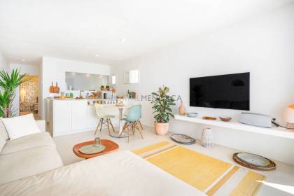 Seafront apartment in Cala en Bosc