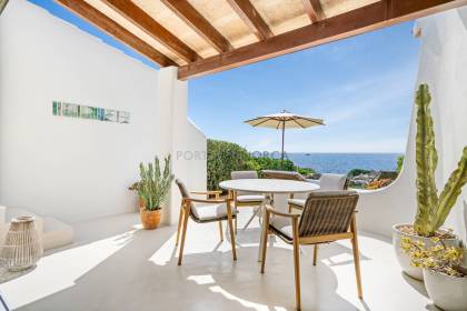 Seafront apartment in Cala en Bosc