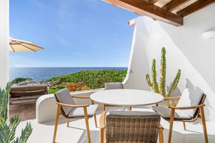 Seafront apartment in Cala en Bosc