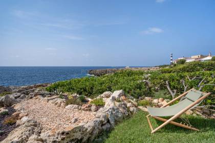 Seafront apartment in Cala en Bosc