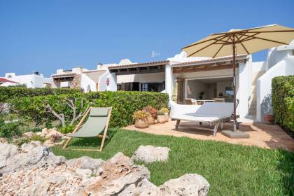 Seafront apartment in Cala en Bosc