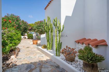 Seafront apartment in Cala en Bosc