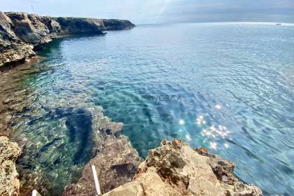 Seafront apartment in Cala en Bosc