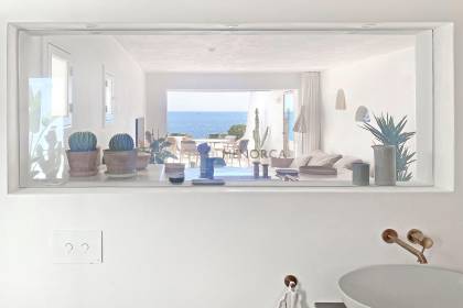 Seafront apartment in Cala en Bosc