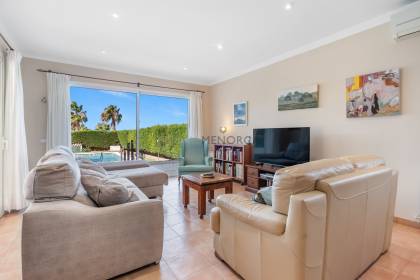 Attractive villa with sea views, featuring 4 bedrooms and three bathrooms in Son Blanc