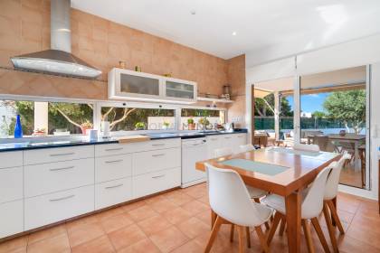 Attractive villa with sea views, featuring 4 bedrooms and three bathrooms in Son Blanc