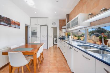 Attractive villa with sea views, featuring 4 bedrooms and three bathrooms in Son Blanc