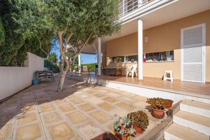 Attractive villa with sea views, featuring 4 bedrooms and three bathrooms in Son Blanc