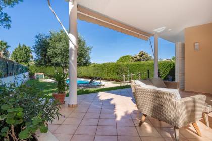 Attractive villa with sea views, featuring 4 bedrooms and three bathrooms in Son Blanc