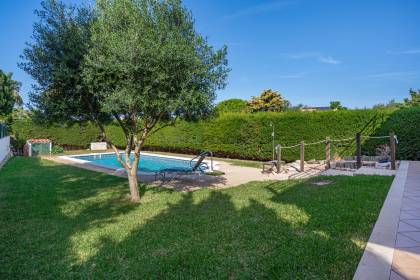 Attractive villa with sea views, featuring 4 bedrooms and three bathrooms in Son Blanc