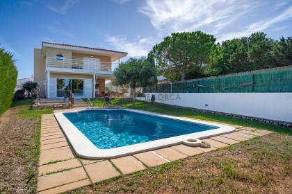 Attractive villa with sea views, featuring 4 bedrooms and three bathrooms in Son Blanc