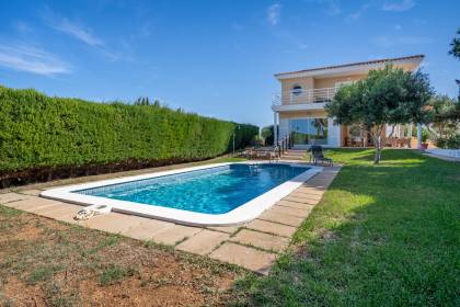 Attractive villa with sea views, featuring 4 bedrooms and three bathrooms in Son Blanc