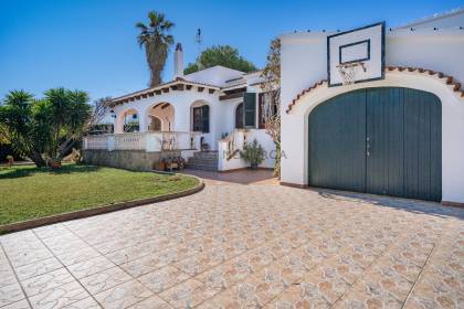 Interesting villa with tourist licence in Cala'n Bosch