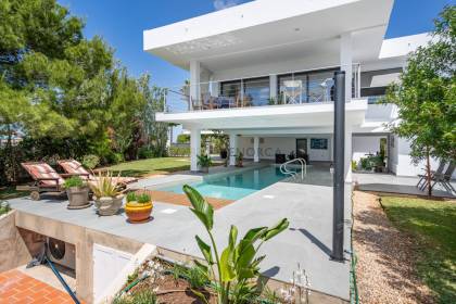 Propriété unique ! Une architecture de caractère et un jardin exceptionnel
