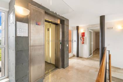 Duplex penthouse avec vue mer situé dans la zone du Paseo Marítimo.