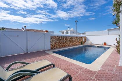 Villa with 3/4-bedroom and sea views in Cala Blanca
