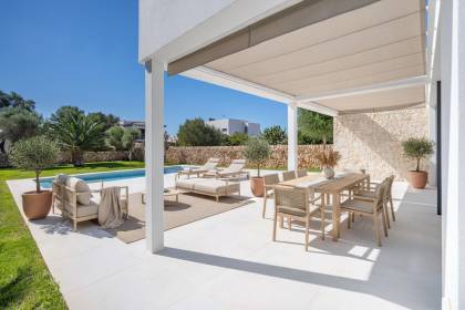 Interesante chalet con piscina en Caleta