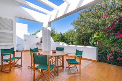 Semi-detached villa with garden in Cala Blanca
