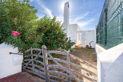 Semi-detached villa with garden in Cala Blanca