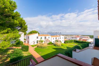 Apartamento con vistas despejadas y licencia turística en Arenal d'en Castell.