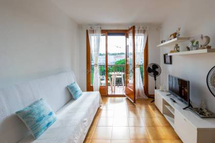 Apartamento con vistas despejadas y licencia turística en Arenal d'en Castell.