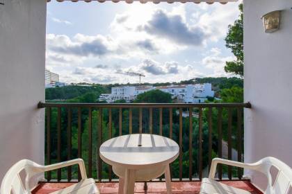 Apartamento con vistas despejadas y licencia turística en Arenal d'en Castell.