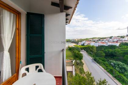 Apartamento con vistas despejadas y licencia turística en Arenal d'en Castell.