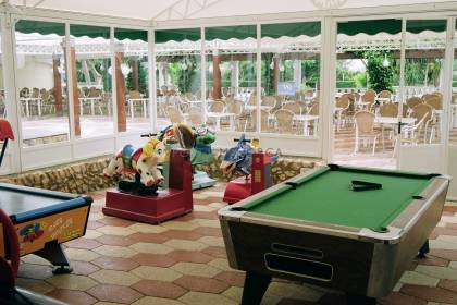 Bar-Restaurante con piscina y zona de ocio en Son Bou