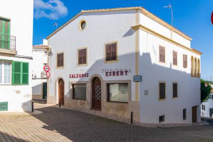 Casa de 5 habitaciones con local en planta baja en el centro de Alaior