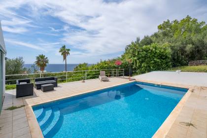 Chalet con piscina y fabulosas vistas al mar en Santo Tomas