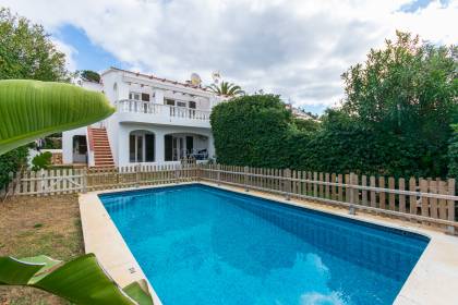 Lovely villa with pool and sea views in Torre Solí