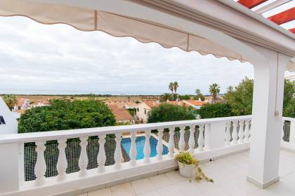 Belle villa avec piscine et vue sur la mer en vente à Torre Solí