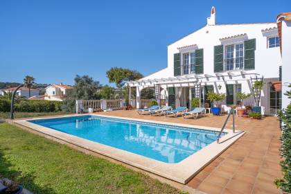 Precioso chalet unifamiliar con piscina y vistas al mar en Addaia