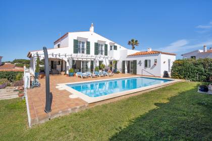 Precioso chalet unifamiliar con piscina y vistas al mar en Addaia