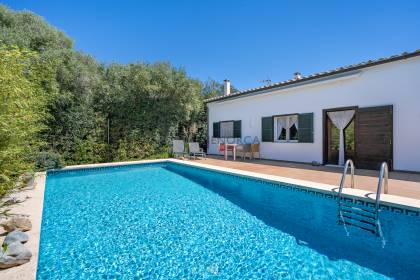 Confortable maison de campagne avec terrain et piscine proche de Alaior