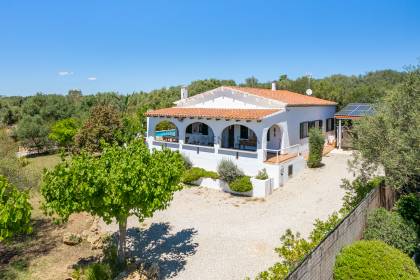 Cómoda casa de campo con amplio terreno y piscina cerca de Alaior