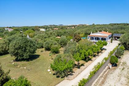 Cómoda casa de campo con amplio terreno y piscina cerca de Alaior