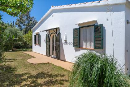 Confortable maison de campagne avec terrain et piscine proche de Alaior