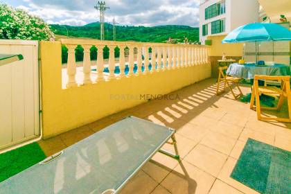 Cómoda planta baja con terraza y piscina en Mercadal